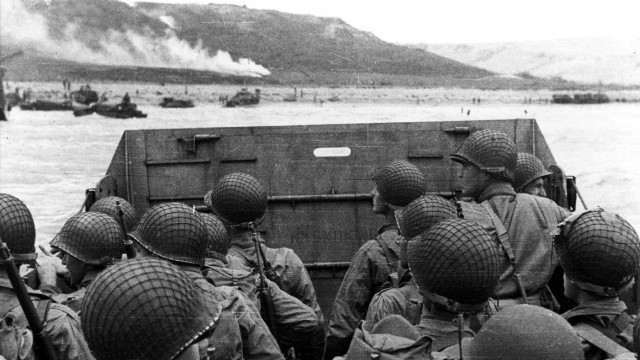 Soldiers boat mountain water group free wallpaper for desktop - medium preview image