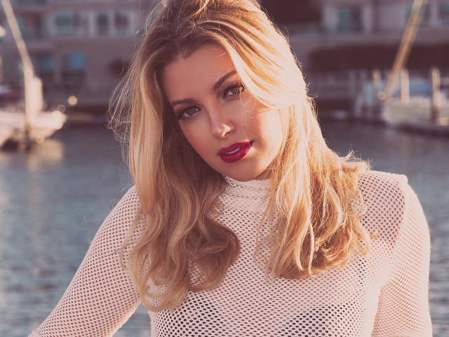 Woman blonde hair red lipstick #5 free wallpaper for desktop - medium preview image