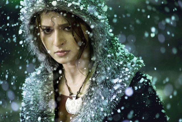 Woman fur coat necklace snow free wallpaper for desktop - medium preview image