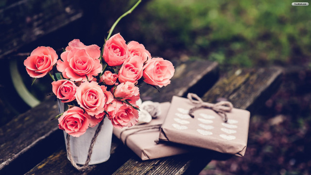 Bouquet roses vase bench gift free wallpaper for desktop - medium preview image