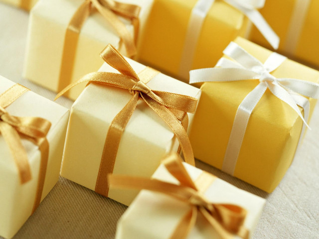 Wrapped presents with ribbons and free wallpaper for desktop - medium preview image
