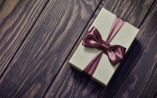 Wrapped gift red bow wooden free wallpaper for desktop - medium preview image