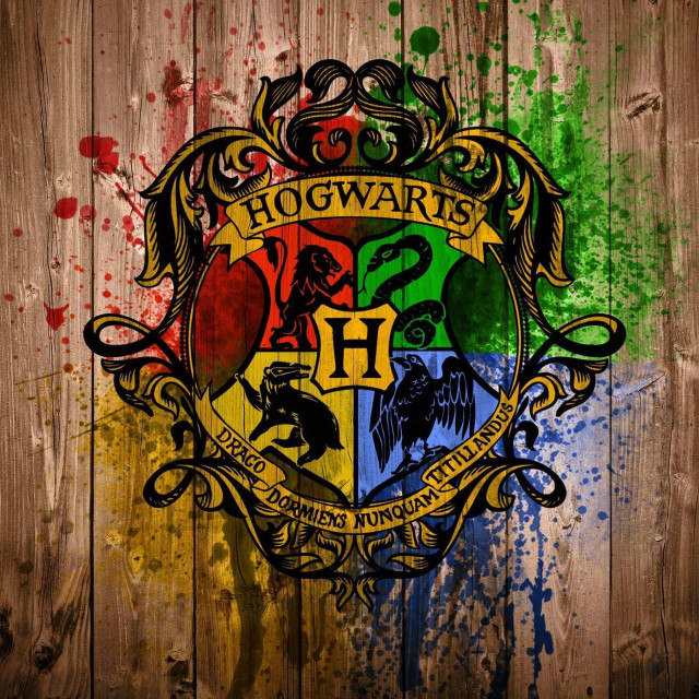 Hogwarts crest painted wooden wall free wallpaper for tablet - medium preview image