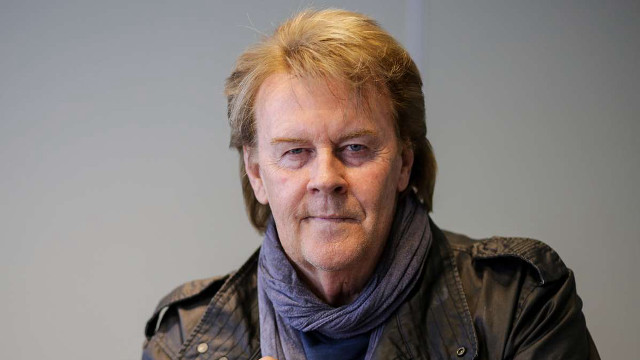 Man leather jacket scarf serious free wallpaper for desktop - medium preview image