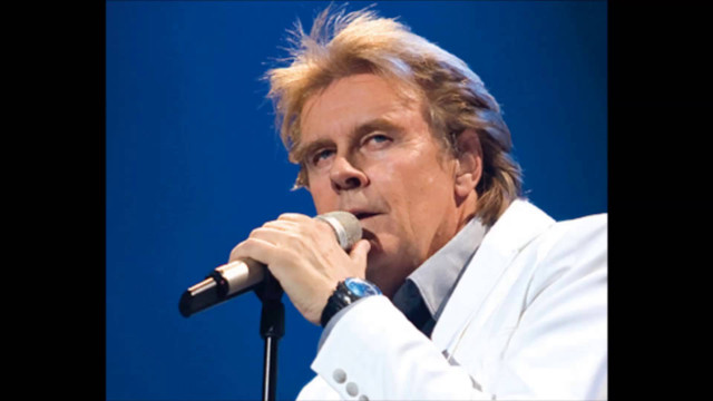 White suit singer blonde microphone free wallpaper for desktop - medium preview image