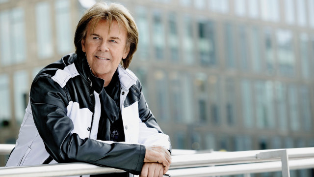 Man leaning rail building background #2 free wallpaper for desktop - medium preview image