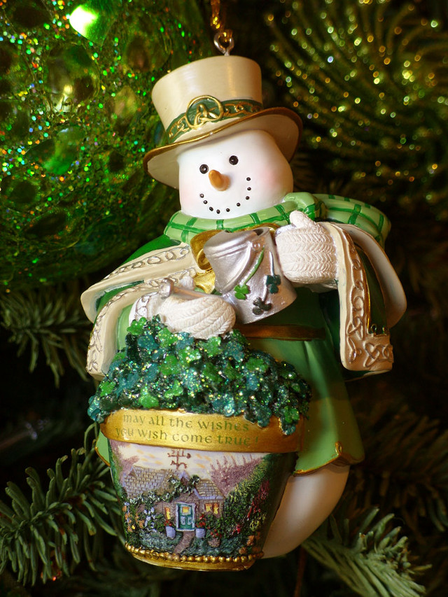 Christmas ornament snowman top hat free wallpaper for mobile - medium preview image