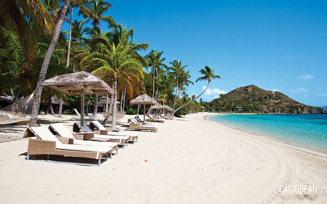 Beach loungers umbrella mountain palm free wallpaper for desktop - medium preview image