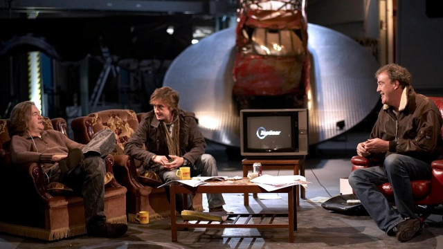 Group people table tv couch free wallpaper for desktop - medium preview image