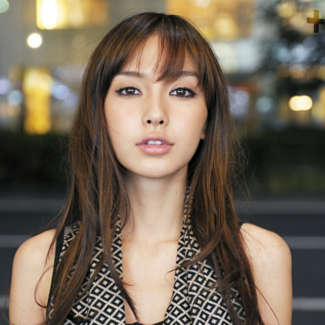 Woman longhair blackwhitedress cityscape portrait free wallpaper for tablet - medium preview image