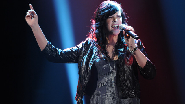 Woman microphone stage performance speaking free wallpaper for desktop - medium preview image