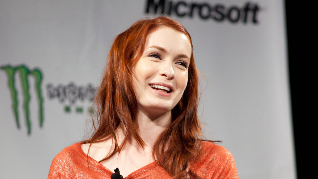 Woman red hair smiling microphone free wallpaper for desktop - medium preview image