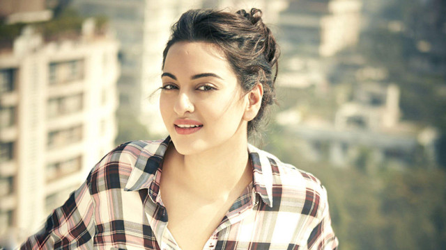 Woman city skyline cell phone free wallpaper for desktop - medium preview image