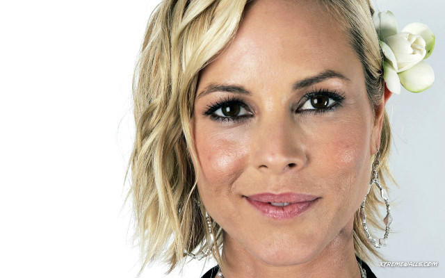 Woman flower hair necklace image free wallpaper for desktop - medium preview image