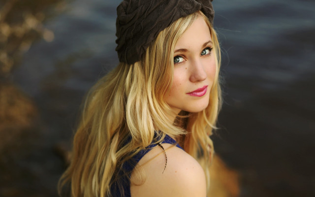 Woman black hat blue dress free wallpaper for desktop - medium preview image