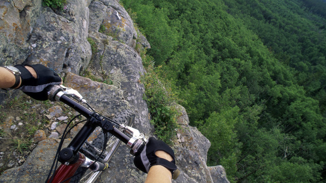 Person riding bike rocky trail free wallpaper for desktop - medium preview image