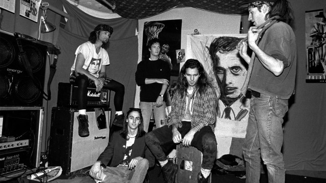 Group people room painting man free wallpaper for desktop - medium preview image