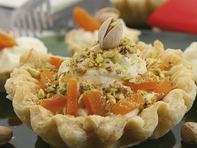 Dessert nuts cream plate fork free wallpaper for desktop - medium preview image