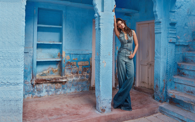 Woman doorway bluebuilding ladder blue free wallpaper for desktop - medium preview image