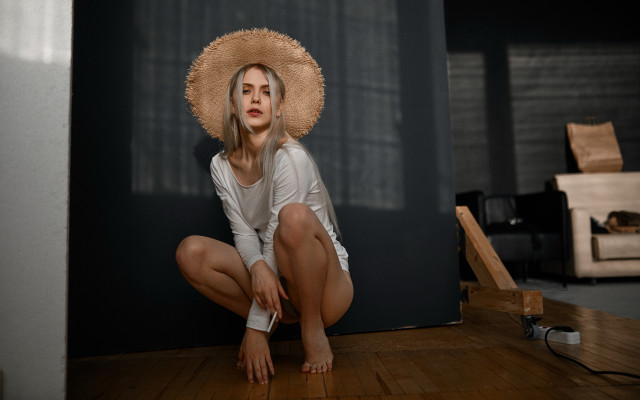 Woman strawhat kneeling woodenfloor fashion free wallpaper for desktop - medium preview image