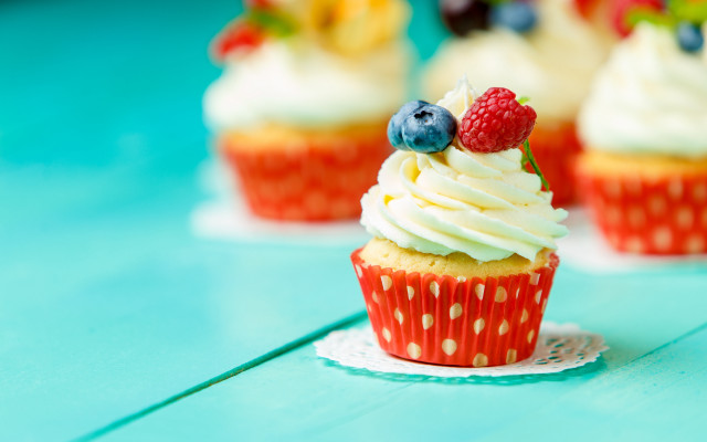 Cupcake berries white frosting doily free wallpaper for desktop - medium preview image