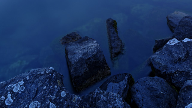 Rock couple lake wall bubbles free wallpaper for desktop - medium preview image