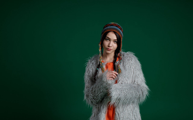 Woman fur coat hat fashion free wallpaper for desktop - medium preview image
