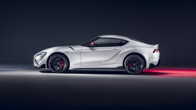 White sports car red light free wallpaper for desktop - medium preview image