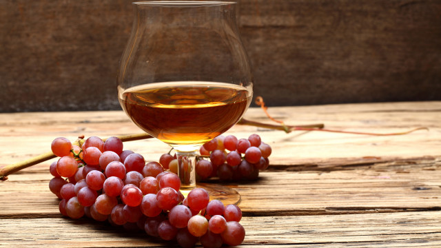 Wine grapes stilllife wooden background free wallpaper for desktop - medium preview image