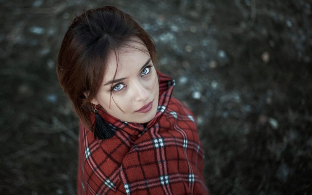 Woman blueeyes redcoat blackbowtie serious free wallpaper for desktop - medium preview image