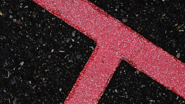Red arrow gravel black background free wallpaper for desktop - medium preview image