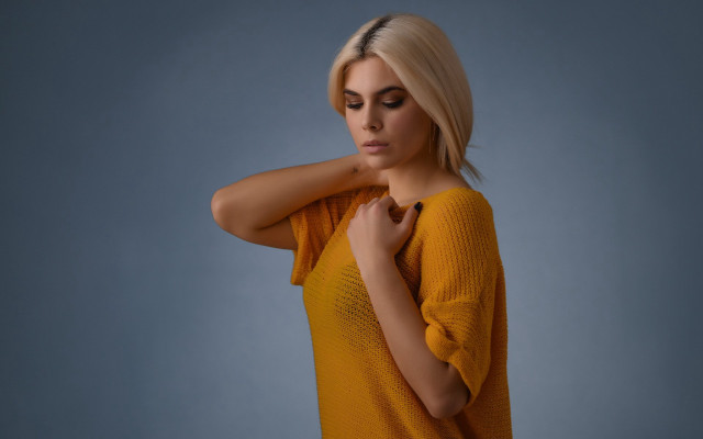 Blonde woman yellow sweater jeans free wallpaper for desktop - medium preview image