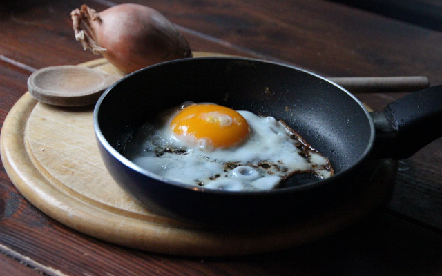 Fried egg pan wooden spoon free wallpaper for desktop - medium preview image