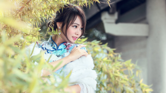 Woman white dress white bag free wallpaper for desktop - medium preview image