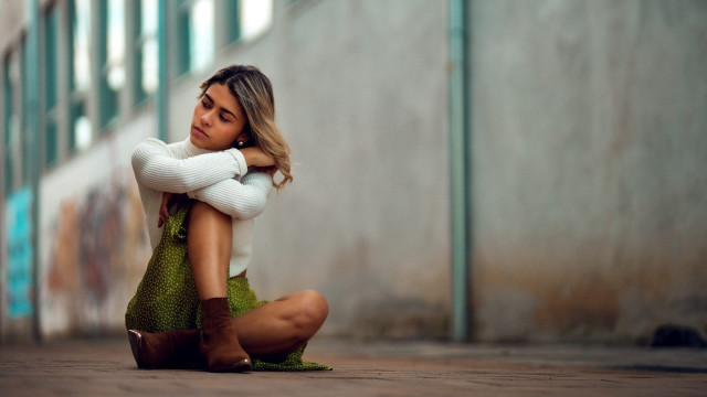 Woman sitting crossed arms building free wallpaper for desktop - medium preview image