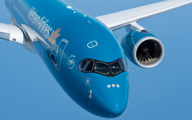 Large blue airplane flying jetengine free wallpaper for desktop - medium preview image