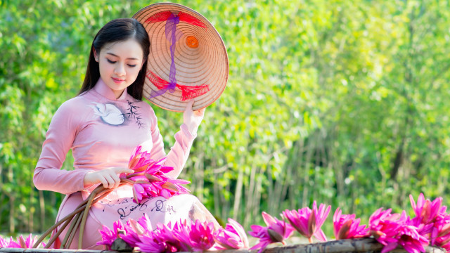 Woman pink dress fan flower free wallpaper for desktop - medium preview image