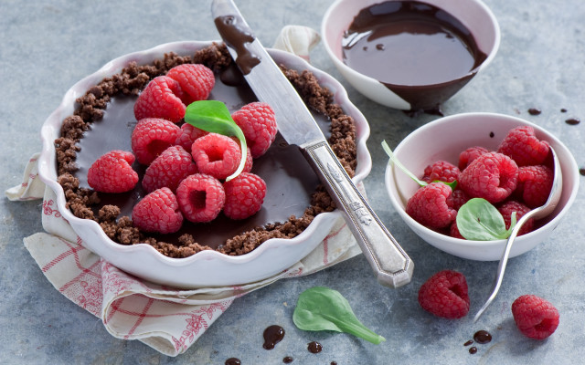 Chocolate tart raspberries chocolate sauce free wallpaper for desktop - medium preview image