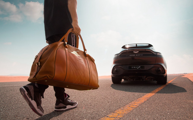 Person brown bag walking sunny free wallpaper for desktop - medium preview image