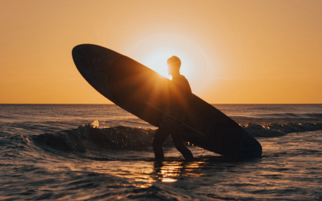 Man surfboard ocean sunset shining free wallpaper for desktop - medium preview image
