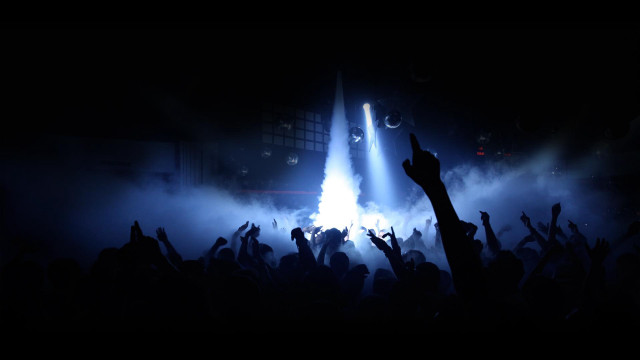Crowd stage hands up lights free wallpaper for desktop - medium preview image