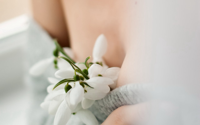 Woman bouquet white dress flower free wallpaper for desktop - medium preview image