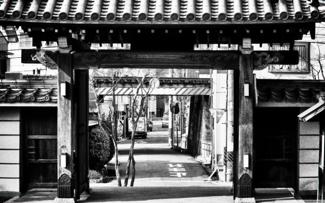 Black white gate japanese building free wallpaper for desktop - medium preview image