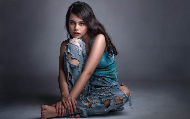 Araceli gilbert barefoot injury tornclothes free wallpaper for desktop - medium preview image