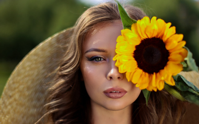 Sunflower hat portrait bouquet blurry free wallpaper for desktop - medium preview image