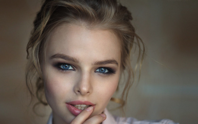 Blue eyes pink shirt portrait free wallpaper for desktop - medium preview image