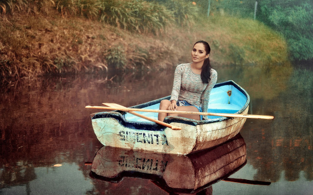 Woman boat lake paddle oar free wallpaper for desktop - medium preview image