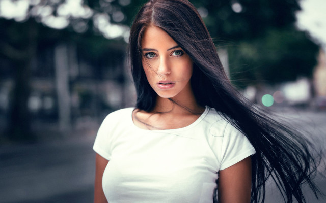 Woman longhair streetcorner bokeh portrait free wallpaper for desktop - medium preview image