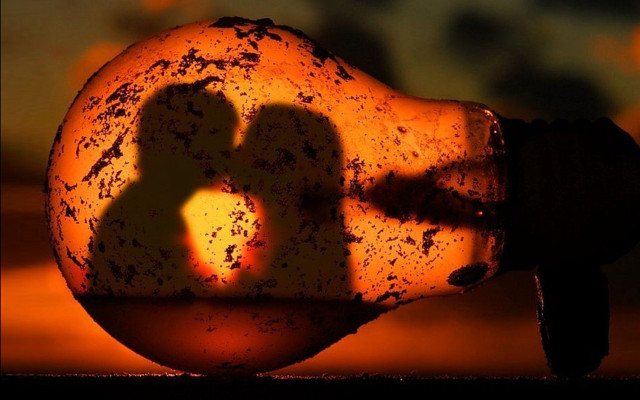 Silhouette lightbulb couple autumn leaves free wallpaper for desktop - medium preview image