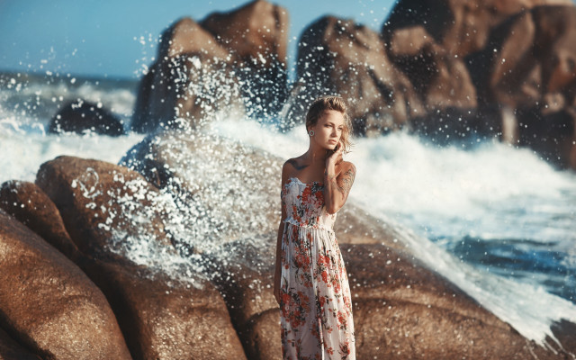 Woman rock ocean phone splashing free wallpaper for desktop - medium preview image